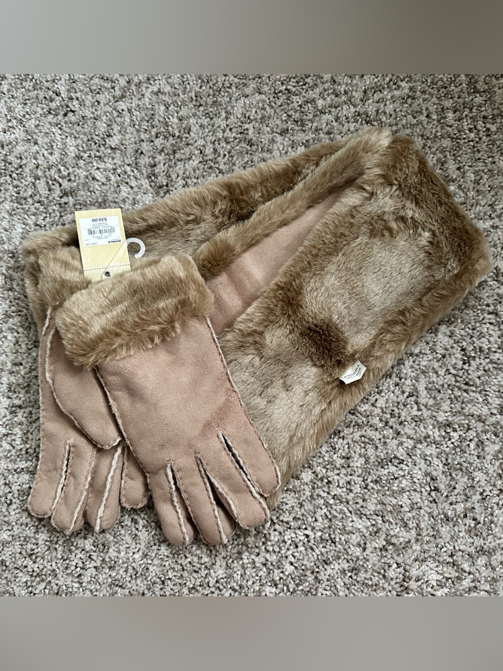 NWT Women’s Sonoma Faux Fur Matching Scarf and Gloves Set